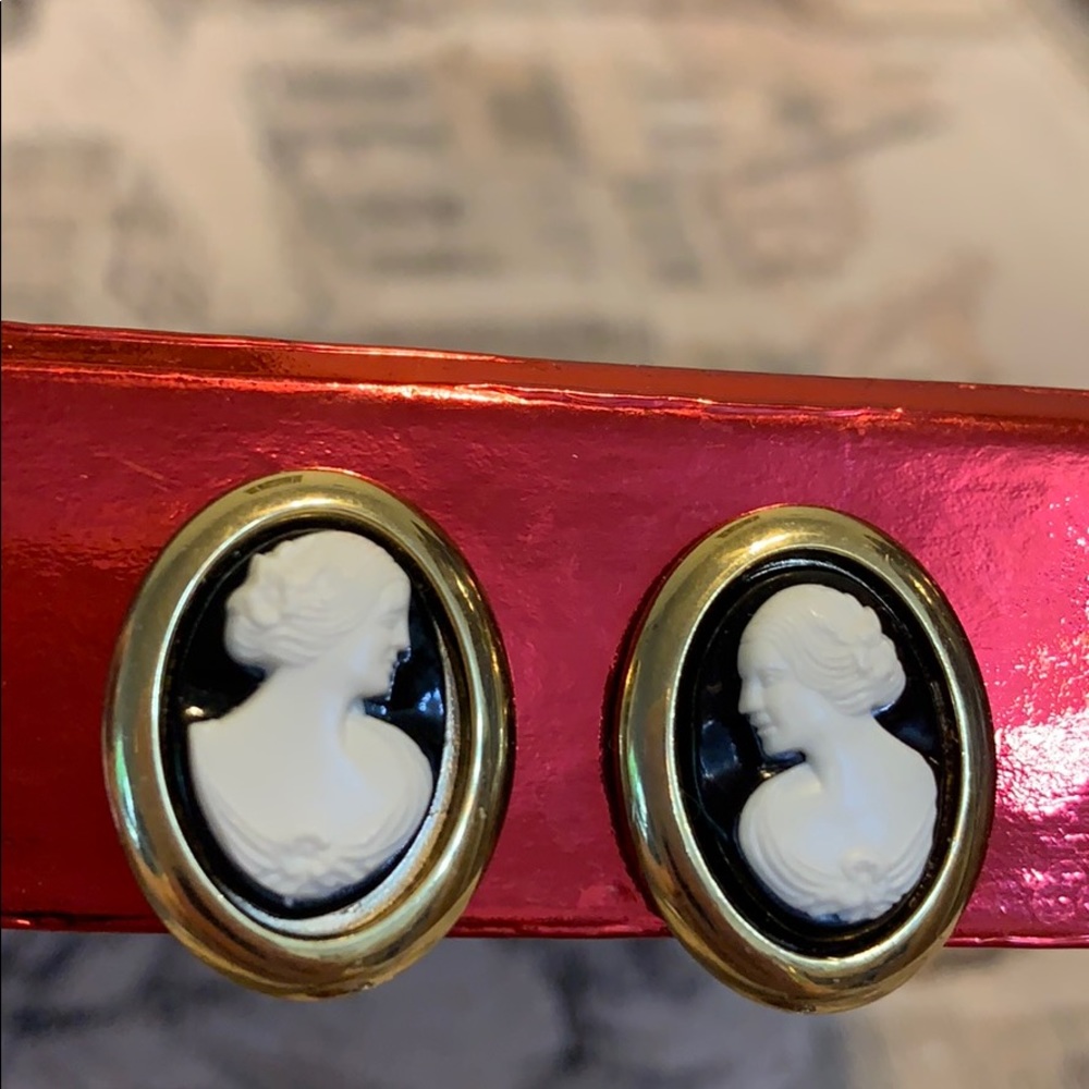 #466 Vintage Cameo Earring